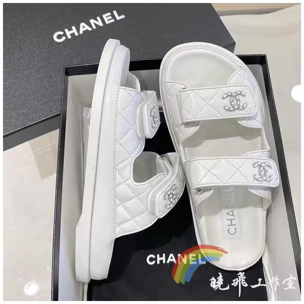 👟👟Ex-factory price 480👟👟 𝑐ℎ𝒶𝓃𝓮𝓁 2024 early spring latest season new Velcro slippers ————————————❤ European purchasing agent & fragrance grandma’s new fashion latest layout 🔛 Small fragrance sandals that exude lasting charm ~ The original development supports any comparison in the market 🆚The so-called smooth and natural lines To restore the original look, many celebrities have recommended it as one of the must-have items for spring. It is super comfortable on the feet! [Top version] ⚫ Size: 35-41 ⚫ Color: white